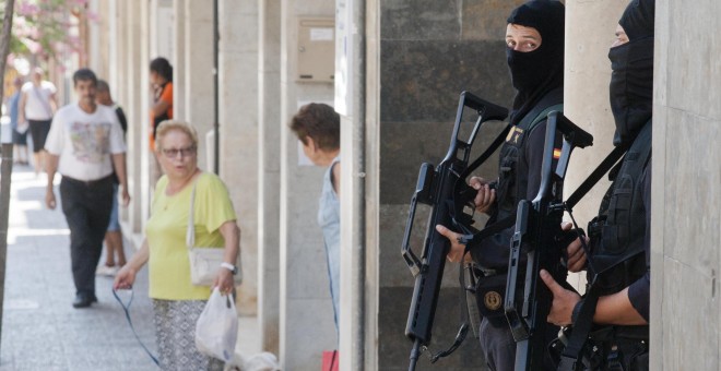 Los dos hermanos detenidos hoy en Arbúcies (Girona) en el marco de una operación de la Guardia Civil contra el terrorismo yihadista han sido sacados de sus domicilios minutos antes del mediodía e introducidos en sendos vehículos policiales, tras casi 8 h