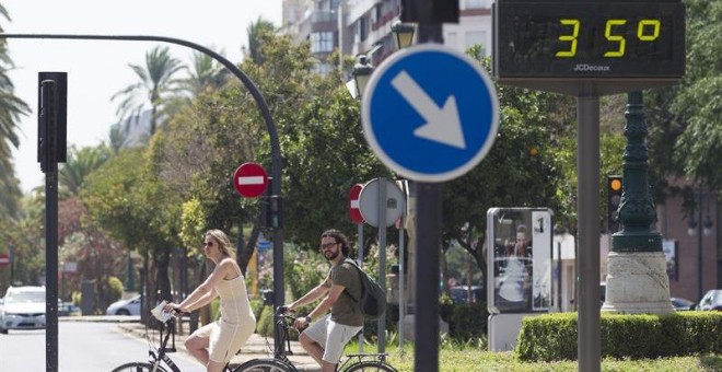 Vista de un termómetro hoy en la ciudad de Valencia. .- MIGUEL ÁNGEL POLO