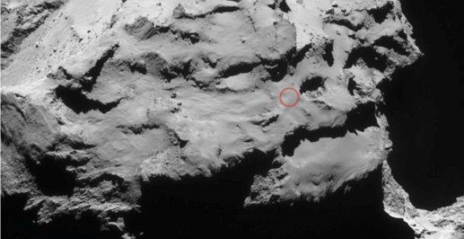 El círculo muestra la zona del cometa 67P en la que descenderá la sonda europea Rosetta para terminar su misión el 30 de setiembre.-ESA/Rosetta/NavCam