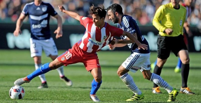 Fahid Ben Khalfallah, del Melbourne Victory, y Óliver Torres, del Atlético, luchan por el balón. - EFE