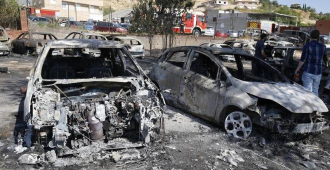 Un total de 32 vehículos estacionados en un aparcamiento de larga estancia situado en un polígono de Paracuellos de Jarama cercano al aeropuerto de Adolfo Suárez Madrid-Barajas han quedado completamente destruidos como consecuencia de un incendio. EFE/Pac