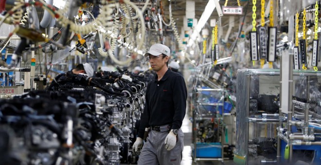 Un empleado en la cadena de montaje de la planta de Iwaki de Nissan, en la provincia japonesa de Fukushima. REUTERS/Yuya Shino