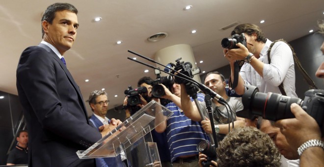 El secretario general del PSOE, Pedro Sánchez, durante la rueda de prensa que ha ofrecido en el Congreso tras la reunión con el presidente del Gobierno en funciones, Mariano Rajoy. EFE/J. J. Guillén