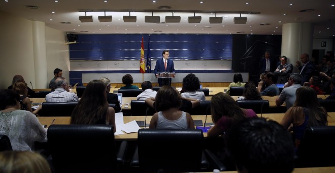 El presidente del Gobierno en funciones, Mariano Rajoy, durante la rueda de prensa que ha ofrecido en el Congreso tras la reunión con el secretario general del PSOE, Pedro Sánchez. EFE/J. J. Guillén