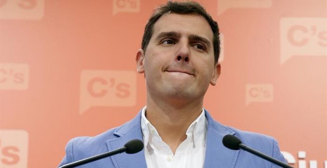 El presidente de Ciudadanos, Albert Rivera, durante la rueda de prensa posterior a la reunión que la Ejecutiva Nacional de su partido celebró ayer en la sede de Madrid. EFE/J. J. Guillén