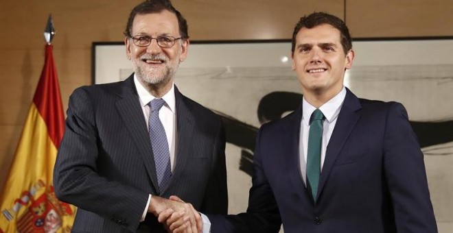 El presidente del Gobierno en funciones, Mariano Rajoy (i), y el líder de Ciudadanos, Albert Rivera, durante la entrevista que mantuvieron hoy en el Congreso de los Diputados. EFE/Chema Moya