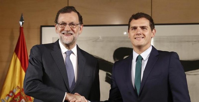 El presidente del Gobierno en funciones, Mariano Rajoy (i), y el líder de Ciudadanos, Albert Rivera, durante la entrevista que mantuvieron hoy en el Congreso de los Diputados. EFE/Chema Moya