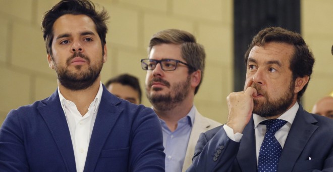 El secretario de Comunicación de Ciudadanos, Fernando de Páramo (i), junto al secretario de Organización, Fran Hervías (c), y el secretario general de Ciudadanos en el Congreso, Miguel Ángel Gutiérrez (d), durante la rueda de prensa que ha ofrecido el líd