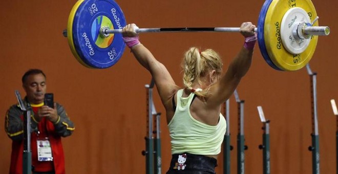 La levantadora de peso española Lidia Valentín entrenando ayer en Río. /EFE