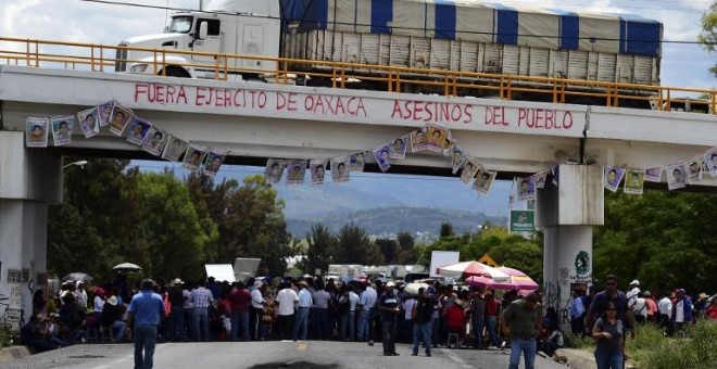Profesores mexicanos bloquean una entrada al pueblo de Nochixtlán, el pasado 4 de julio. - AFP
