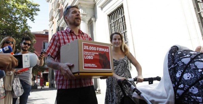 Ignacio Javierre (2d) y María Hernández (d), padres del niño a quien el Registro Civil de Fuenlabrada (Madrid) impidió que llamaran Lobo, a las puertas de la Dirección General de los Registros y del Notariado, donde han presentado el recurso que permitir