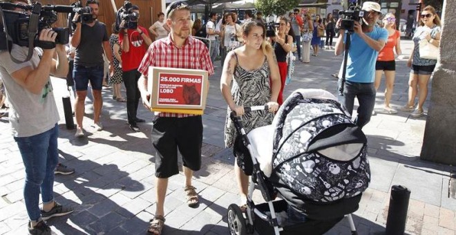 Ignacio Javierre (i) y María Hernández (d), padres del niño a quien el Registro Civil de Fuenlabrada (Madrid) impidió que llamaran Lobo, a las puertas de la Dirección General de los Registros y del Notariado, donde han presentado el recurso que permitirá