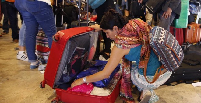 Viajeros mexicanos permanecen en el aeropuerto madrileño de Barajas, algunos desde hace más de quince días, a la espera de que se libere alguna plaza en los vuelos de Aeroméxico. EFE/Mariscal