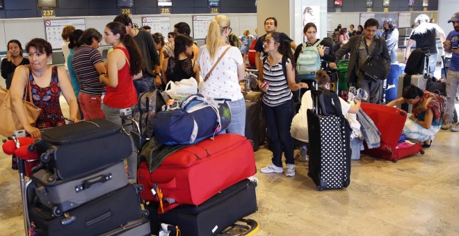 Viajeros mexicanos permanecen en el aeropuerto madrileño de Barajas, algunos desde hace más de quince días, a la espera de que se libere alguna plaza en los vuelos de Aeroméxico. EFE/Mariscal