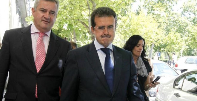 El empresario José Luis Ulibarri, con su abogado, a su llegada al Tribunal Superior de Justicia de Madrid. EFE