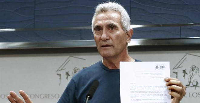 El diputado de Unidos Podemos Diego Cañamero, muestra el documento que ha entregado en el registro del Congreso, en el que renunció ante notario al aforamiento. EFE/Chema Moya