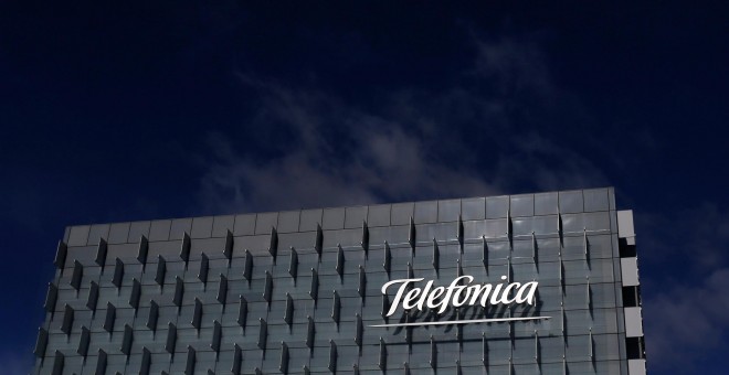 El logo  de Telefonica en uno de sus edificios en de su complejo de Las tablas, en la zona norte de Madrid. REUTERS/Juan Medina