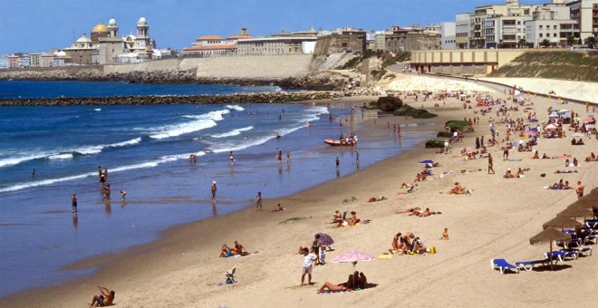 Playa de Santa María del Mar, con la ciudad de Cádiz al fondo.