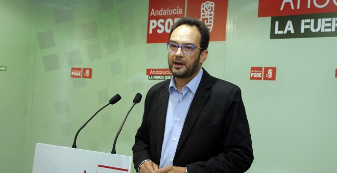 El portavoz del PSOE en el Congreso, Antonio Hernando, en declaraciones a los medios en Almería. EFE/Ricardo Garcia