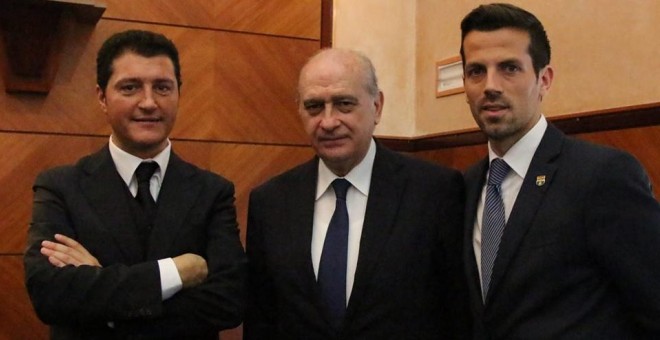 Diego Miranda, con los brazos cruzados, al lado del es el que está a la izquierda del ministro de Interior, Jorge Fernández Díaz.