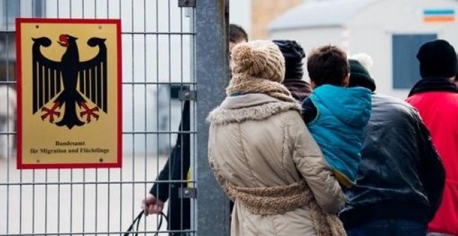 Personas haciendo cola frente a la Oficina Federal de Inmigración y Refugiados (BAMF) en Braunschweig, Alemania. EFE