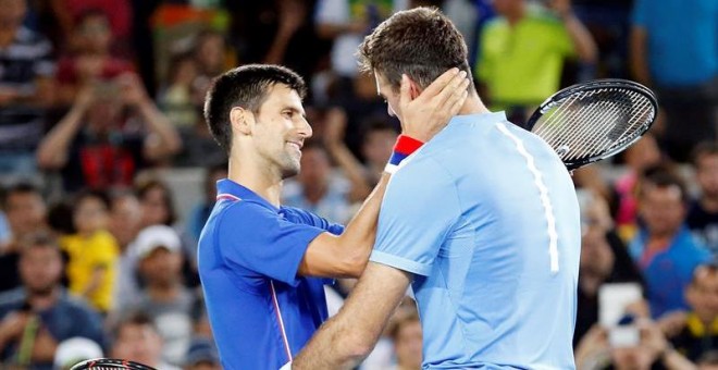 Djokovic felicita a Del Potro tras el partido./ EFE