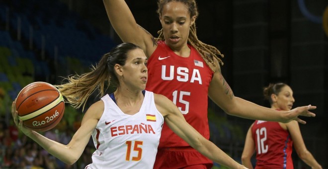 Anna Cruz lleva el balón ante una jugadora de EEUU. /REUTERS