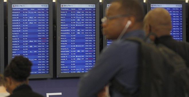 Un monitor informativo en el aeropuerto de Atlanta (Georgia, EEUU) muestra los vuelos cuya salida ha sufrido retrasos por la avería en el sistema informático de la aerolínea Delta. REUTERS/Tami Chappell