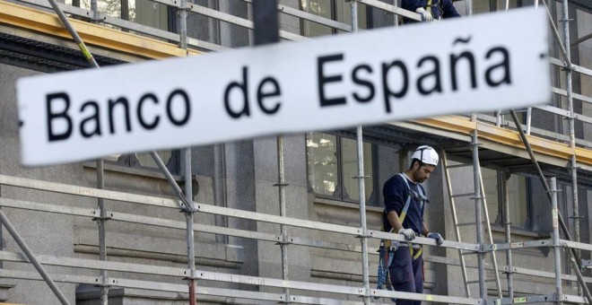 Varios trabajadores en las obras de rehabilitación de la fachada de la sede del edificio del Banco de España en Madrid. REUTERS/Andrea Comas