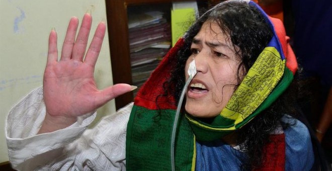 La activista india Irom Sharmila, llamada la 'Dama de Hierro', atiende a la prensa tras comparecer ante el tribunal en Imphal, Manipur./ EFE