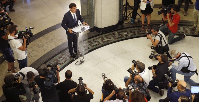 El líder de Cuidadanos, Albert Rivera, durante su comparecencia ante los medios tras la reunión que celebró con el presidente del Gobierno en funciones, Mariano Rajoy, en el Congreso de los Diputados.EFE/Mariscal