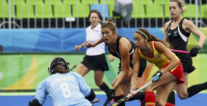 Un instante del partido entre España y Nueva Zelanda de hockey. /REUTERS