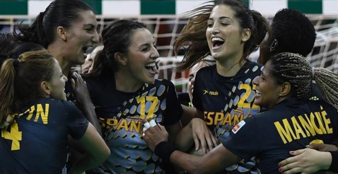 Las jugadoras españolas celebran la victoria sobre Brasil. EFE/EPA/MARIJAN MURAT