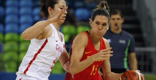 Anna Cruz intenta liberarse de la marca de una jugadora china. /REUTERS