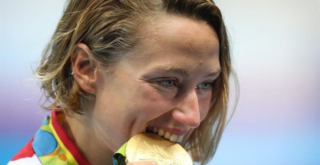 La medallista de oro Mireia Belmonte García de España posa durante la premiación de los 200 metros mariposa femenino./ EFE