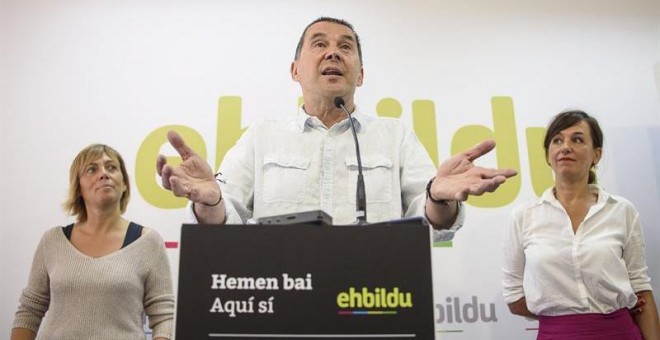 El candidato de EH Bildu a lehendakari, Arnaldo Otegi (c), presenta a los medios a la cabeza de lista por Bizkaia de la coalición soberanista a las elecciones vascas del 25S. EFE/Javier Zorrilla