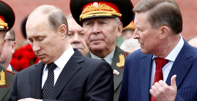 Elpresidente ruso, Vladimir Putin, en una foto de junio de 2013, con el ahora destituido jefe de la Administración del Kremlin, Serguéi Ivanov. REUTERS/Sergei Karpukhin