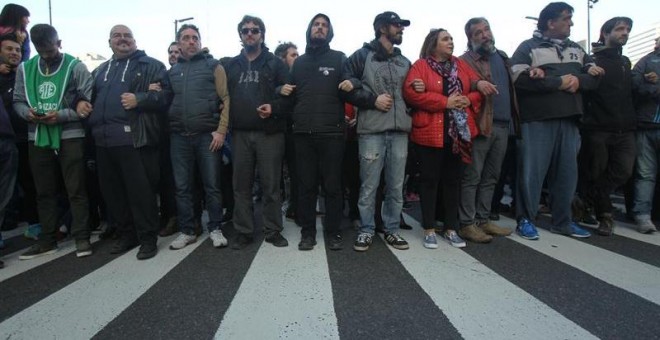 Cientos de argentinos apoyan a la presidenta de la asociación argentina Madres de Plaza de Mayo Hebe de Bonafini, quien se negó a declarar ante el juez y acudió a la Plaza de Mayo, donde fue respaldad por otros ciudadanos en Buenos Aires (Argentina).  EFE