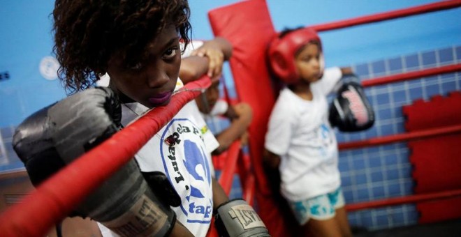 Dos niñas practicando en la escuela de boxeo de La Maré/REUTERS