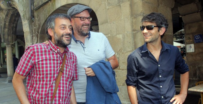 Los alcaldes de A Coruña, Xulio Ferreiro; de Santiago de Compostela, Martiño Noriega y el de Ferrol, Jorge Suárez, antes de la rueda de prensa en la que han informado sobre la situación de las conversaciones de En Marea con Podemos Galicia. EFE/Xoán Rey