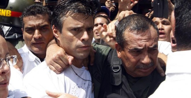 Fotografía de febrero de 2014 del dirigente antichavista Leopoldo López, escoltado por la Guardia Nacional venezolana, después de entregarse durante una manifestación en Caracas. AFP/ Edwin Montilva