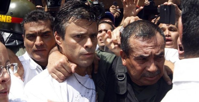 Fotografía de febrero de 2014 del dirigente antichavista Leopoldo López, escoltado por la Guardia Nacional venezolana, después de entregarse durante una manifestación en Caracas. AFP/ Edwin Montilva