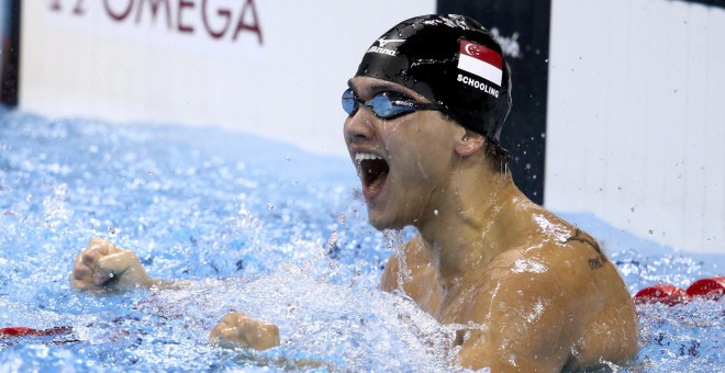 El singapurés Joseph Schooling celebra en la piscina su victoria ante Michael Phelps en la final olímpica del 100 mariposa. REUTERS/Marcos Brindicci