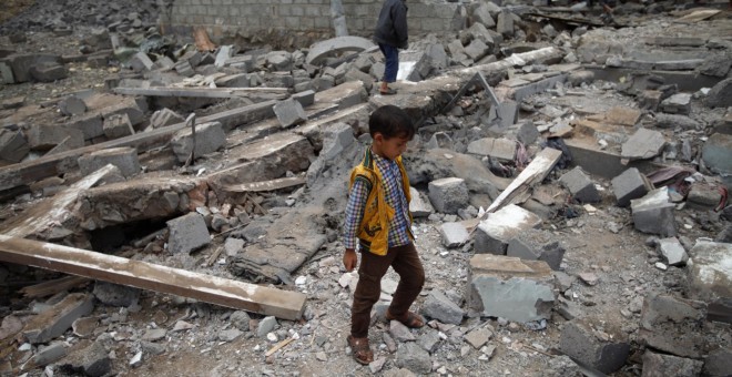 Un niño camina sobre los escombros tras una bombardeo en Sanaa, la capital de Yemen.- REUTERS/Mohamed al-Sayaghi