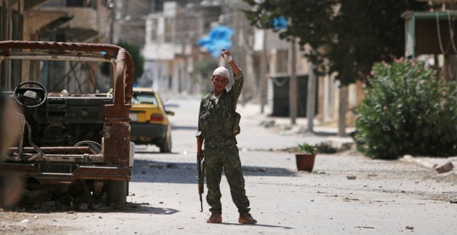 Un combatiente de las Fuerzas Democráticas de Siria, en las calles de las ciudad de Manbij, reconquistada al Estado Islámico.-  REUTERS/Rodi Sai