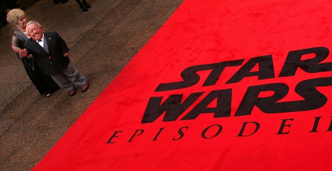 Kenny Baker posa junto al cartel de una premiere de Stars Wars en Londres.-  REUTERS/Kieran Doherty/File Photo