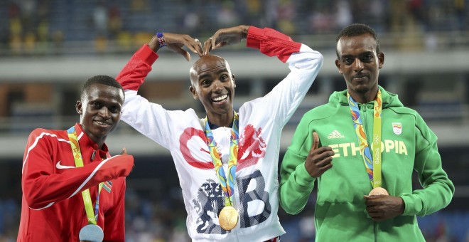 Mo Farah celebra su victoria en los 10.000. REUTERS/Alessandro Bianchi