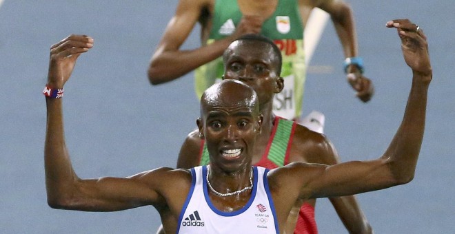 Farah, llegando a la meta tras haber hecho uno de sus típicos adelantos finales a sus rivales. REUTERS/David Gray