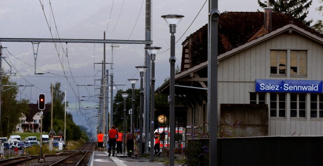 Unos operarios limpian el andén de la estación de tren de la localidad suiza de Salez, después del ataque de un joven  de 27 a los viajeros de un tren. REUTERS/Arnd Wiegmann