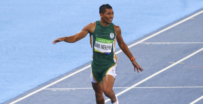 Wayde van Niekerk ha ganado la medalla de oro en los 400 metros lisos batiendo el anterior récord del mundo. REUTERS/David Gray